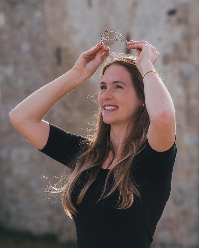 Henrike Maira Heinicke as wineprincess holding her crown