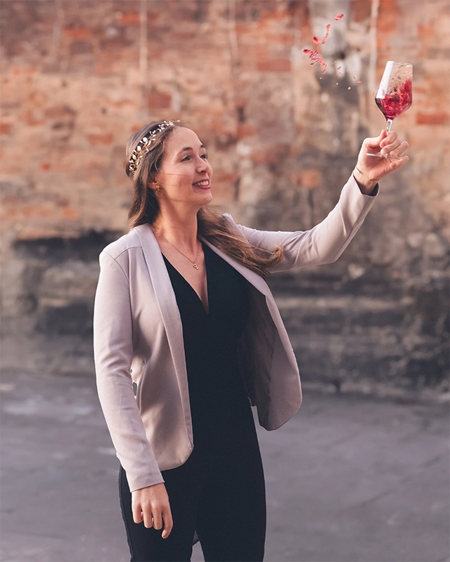 Henrike Maira Heinicke as wineprincess holding a glass of wine